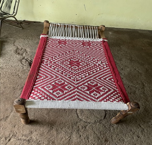 Cama tradicional de madera tipo charpai con un llamativo patrón tejido de diamantes azules y blancos, disponible a precios de mayorista. - Product Image 2