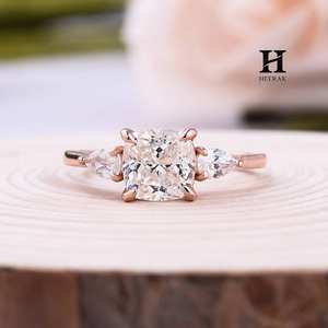 Anillo de Compromiso de Lujo con Diamante Cultivado en Laboratorio de 2 Quilates con Corte Cojín, Oro Rosa de 14K, Anillo de Tres Piedras con Diamantes Laterales en Forma de Pera, Certificado - Product Image 6