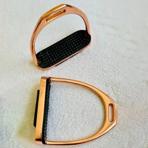 Étriers d'équitation anglais sur mesure de qualité supérieure, en acier inoxydable et bois, fabriqués au Pakistan, design moderne et légers - Product Image 6