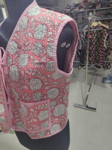 เสื้อกั๊กผ้าควิลท์ลายดอกไม้สีชมพู คอวี แขนกุด มีกระเป๋าปะ ผ้าฝ้ายทอ เสื้อแจ็คเก็ตสำหรับฤดูใบไม้ผลิ ของขวัญสำหรับเธอ - Product Image 3
