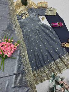 Robe Anarkali en soie grise avec broderie dorée, longueur ras du sol, tenue traditionnelle indienne et pakistanaise pour mariage, pour femmes - Product Image 6