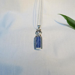 Pendentif Charme Vintage en Argent Sterling 925 avec Kyanite et Aigue-marine, Pierre Brute Bleue Faite à la Main, Cadeau de Fiançailles en Cristal pour Femmes et Hommes - Product Image 1