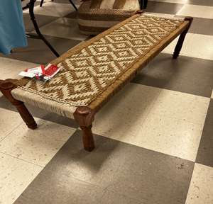 Modèle miniature décoratif de charpai en bois avec tissu brodé jaune et corde bleue, disponible à prix de gros. - Product Image 6