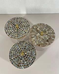 กล่องขนม PearlNoor Heritage ดีไซน์หรูหรา ประดับเปลือกหอยทำมือ พร้อมฐานอะคริลิค สำหรับใส่ขนมในช่วงรอมฎอน อิฟตาร์ ของขวัญวันอีด และตกแต่งบ้านอย่างมีระดับ - Product Image 4