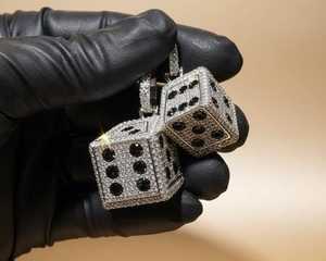 Colgante de Moissanita con Doble Dado y Incrustaciones de Diamantes, Plata 925, Corte Brillante Redondo, Estilo Hip Hop, Lujoso, Unisex - Product Image 5
