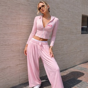 Conjunto Deportivo de Dos Piezas con Pedrería Rosa, Sudadera Corta Oversize y Pantalones Acampanados, Verano, Venta al Por Mayor, Proveedor Personalizado OEM - Product Image 2