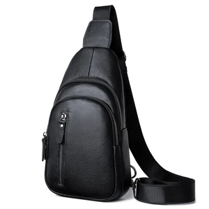 Bolso de Pecho de Cuero Negro Genuino para Hombre, Bolso Bandolera Premium con Correa Ajustable - Product Image 1