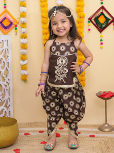 Conjunto Tradicional Indio Pakistaní para Niñas, Top Halter Estampado y Pantalones Dhoti Marrones - Product Image 2