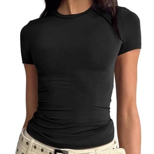 เสื้อยืดแขนสั้นสำหรับผู้หญิงสินค้ามาใหม่สีทึบดีไซน์เรียบง่าย - Product Image 1