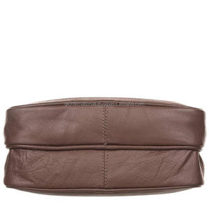 Trousse de toilette en cuir avec un design attrayant disponible en couleur brun noir et beige - Product Image 5