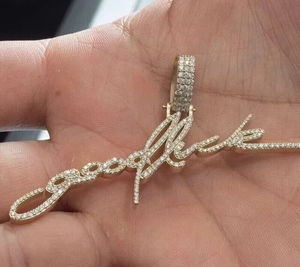 Colgante de Letra Cursiva Personalizado con Diamantes de Moissanita VVS, Plata Sólida 925 con Baño de Oro, Dijes Iced Out, Pasa el Test de Diamantes - Product Image 5