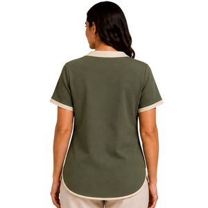 Camiseta de Manga Corta con Cuello en V Asimétrico para Mujer, Color Verde Oliva, con Detalle de Botones en Contraste Crema, Ropa Casual Personalizada al por Mayor - Product Image 2