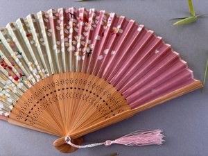 พัดไม้พับทำมือลายดอกซากุระสีชมพูและสีเบจ พัดตกแต่งสไตล์ศิลปะสำหรับตั้งโชว์สะสม - Product Image 2