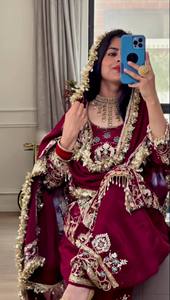 Lancement d'un nouveau look de soirée de créateur : haut, dhoti salwar et dupatta - Product Image 3