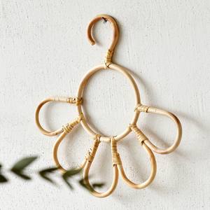 Percha de ratán multiusos de diseño único, perchas en forma de pétalo de flores, equipo de compras para tienda de ropa y uso doméstico - Product Image 2