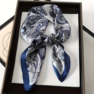 Ventes chaudes : Foulard carré en satin de soie imprimé avec logo personnalisé, bandana unisexe tendance de haute qualité pour l'extérieur, utilisable en toutes saisons - Product Image 3
