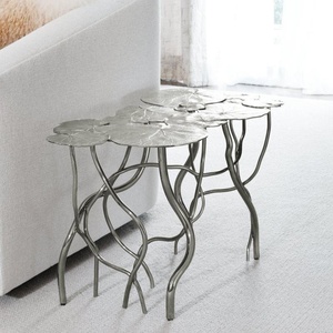 Mesa Tapizada de Lujo Saleem International 2026 con Base Decorativa de Hojas de Ginkgo en Metal Dorado para Entrada o Dormitorio - Product Image 1