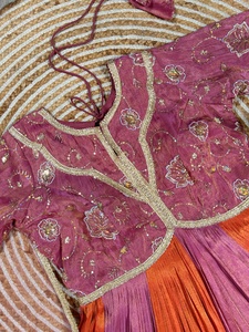 Vestido de seda rosa Rani con detalles en el cuello, traje de dos piezas de diseñador, elegante atuendo de boda para mujer. - Product Image 6