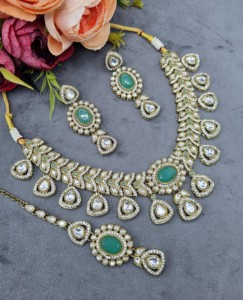 Collar con diseño de hoja y piedra preciosa de corte ovalado con pendientes a juego y mangtika, conjunto de joyería de diseñador para fiestas y recepciones. - Product Image 1