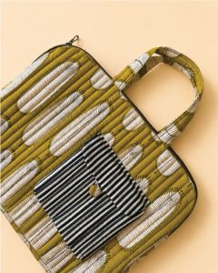 Sac fourre-tout moderne en tissu de coton matelassé pour ordinateur portable, poche rayée, design léger antichoc - Imprimé vintage à blocs, originaux de Jaipur - Product Image 3