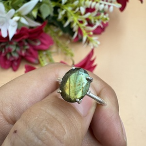 Bague en labradorite naturelle effet feu, faite à la main, en laiton plaqué argent, sertie de pierres précieuses, tendance, unisexe - Product Image 1