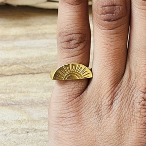 Bague Chevalière Minimaliste Tendance Classique 2026 Motif Rayons de Soleil en Laiton Plaqué Or 18 carats pour Homme, Style Céleste Bohème, pour Vente en Gros/OEM - Product Image 5