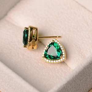 Boucles d'oreilles clous de luxe en or plaqué avec diamant vert de laboratoire taille trillon et halo triangulaire, certifiées IGI, bijoux fins pour femme - Product Image 2
