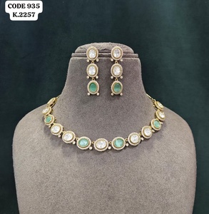 Elegante conjunto de collar ovalado chapado en oro con rubí de corte brillante redondo y engaste de bisel, conjunto de joyería de boda con piedra blanca para mujer - Product Image 3