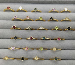 Lote de Anillos de Latón al por Mayor de Fábrica con Engaste de Gemas Surtidas, Anillos de Piedras de Nacimiento Mixtas Chapados en Oro Personalizados a Granel - Product Image 1
