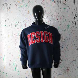 Sudadera de Cuello Alto Azul con Apliques Bordados en Rojo, Cuello Ancho, Hilos Finos - Product Image 5