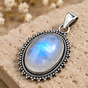 Pendentif ovale en pierre de lune arc-en-ciel avec bordure argentée ornée de perles et gemme à reflets bleus pour la vente en gros de bijoux - Product Image 3