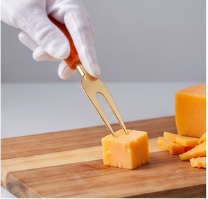Juego de 3 cuchillos para queso con hoja de acero inoxidable dorado y mango de resina naranja marmoleada, perfecto para uso doméstico. - Product Image 6