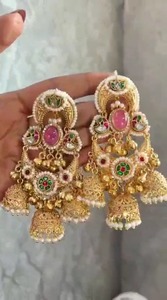 Boucles d'oreilles cachemiriennes de qualité supérieure, allure luxueuse, magnifiques boucles d'oreilles tendance, parfaites pour les mariages, les occasions festives, les soirées. - Product Image 4
