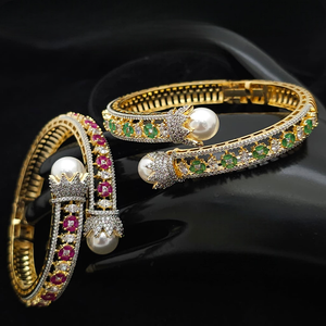 Pulsera de Diseño Elegante en Oro Blanco de Primera Calidad, Abrible por la Parte Delantera, Perfecta para Fiestas y Uso Diario, Acabado de Lujo - Product Image 1