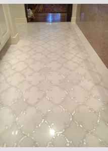 Carreaux de sol flottants décoratifs artisanaux de luxe, imperméables, antidérapants, en marbre méditerranéen avec incrustations en laiton, pour salon et hôtel - Product Image 2