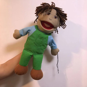 Marioneta de peluche personalizada con pelo rizado negro, camisa roja, peto azul, material súper suave para mayores de 3 años. - Product Image 4