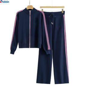 Conjunto Deportivo de Invierno para Mujer con Logotipo Personalizado, Chaqueta con Cierre Completo y Pantalones Acampanados de 2 Piezas con Forro Polar Ecológico - Product Image 2