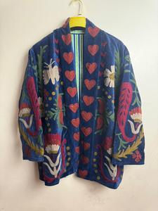 เสื้อแจ็คเก็ตวาร์ซิตี้ทำมือจากผ้าทวีดสำหรับผู้หญิง แห้งเร็ว คอจีน สไตล์โบฮีเมียนเก๋ไก๋ ลายดอกไม้  เสื้อโค้ทฤดูหนาวสไตล์ชาติพันธุ์  เสื้อคลุมสไตล์ดั้งเดิม - Product Image 5