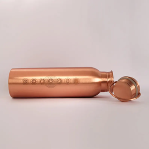 Botella de Cobre Martillado Artesanal Premium y Sostenible para Yoga y Fitness, con Asa de Transporte - Product Image 3