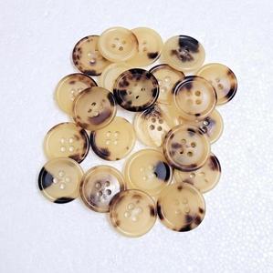 Botones Redondos de Cuerno de Búfalo de Alta Calidad, Estilo Animal, Duraderos, Hechos a Mano, con 4 Agujeros, para Coser Ropa, Camisas y Trajes - Product Image 3