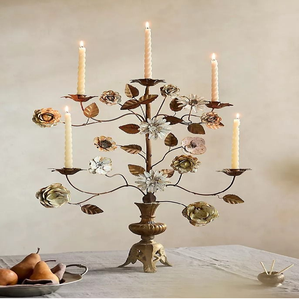 Candélabre en métal doré vintage à motifs floraux, avec des branches superposées de feuilles et de fleurs, disponible à prix de gros. - Product Image 1