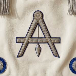 Delantal Masónico Blanco Personalizado con Ribete Azul y Compás Cuadrado Plateado Bordado, Insignia Clásica de Tela Cosida - Product Image 3