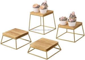 Support à gâteau en bois et métal avec finition dorée - Product Image 3