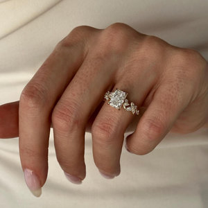 Anillo de Compromiso con Diamante Corte Radiante en Oro de 10K, Anillo de Boda Clásico para Mujer - Product Image 4