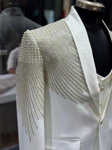 Costume de smoking blanc pour homme avec broderie de sequins sur l'épaule, col à revers simple, coupe droite - Product Image 5