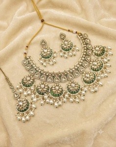 Collier élégant à motif Chandbali avec boucles d'oreilles et mangtika pour femmes, ensemble de bijoux ethniques traditionnels pour réceptions, fabriqué par un fabricant. - Product Image 6