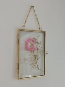 Cadre photo mural en métal doré avec façade en verre pour fleurs pressées, décoration murale vintage, cadre pour souvenirs de mariage - Product Image 1