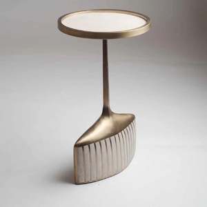 Table d'appoint en métal de forme ronde avec design en pierre, table basse de style antique, taille personnalisée, en aluminium et laiton - Product Image 1