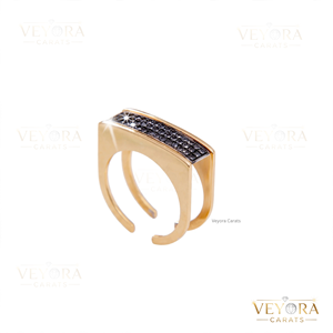Glamorosa cubierta para anillo Oura hecha con plata de ley 925 maciza y detalles de joyería cinética giratoria con pavé de moissanita para estilizar. - Product Image 1