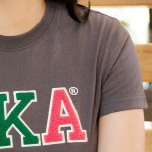 T-shirt gris en chenille avec lettres grecques brodées rose et vert, en coton premium, style streetwear décontracté, vêtement de sororité - Product Image 4